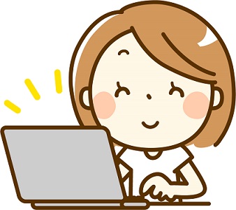 パソコンを操作する笑顔の女性